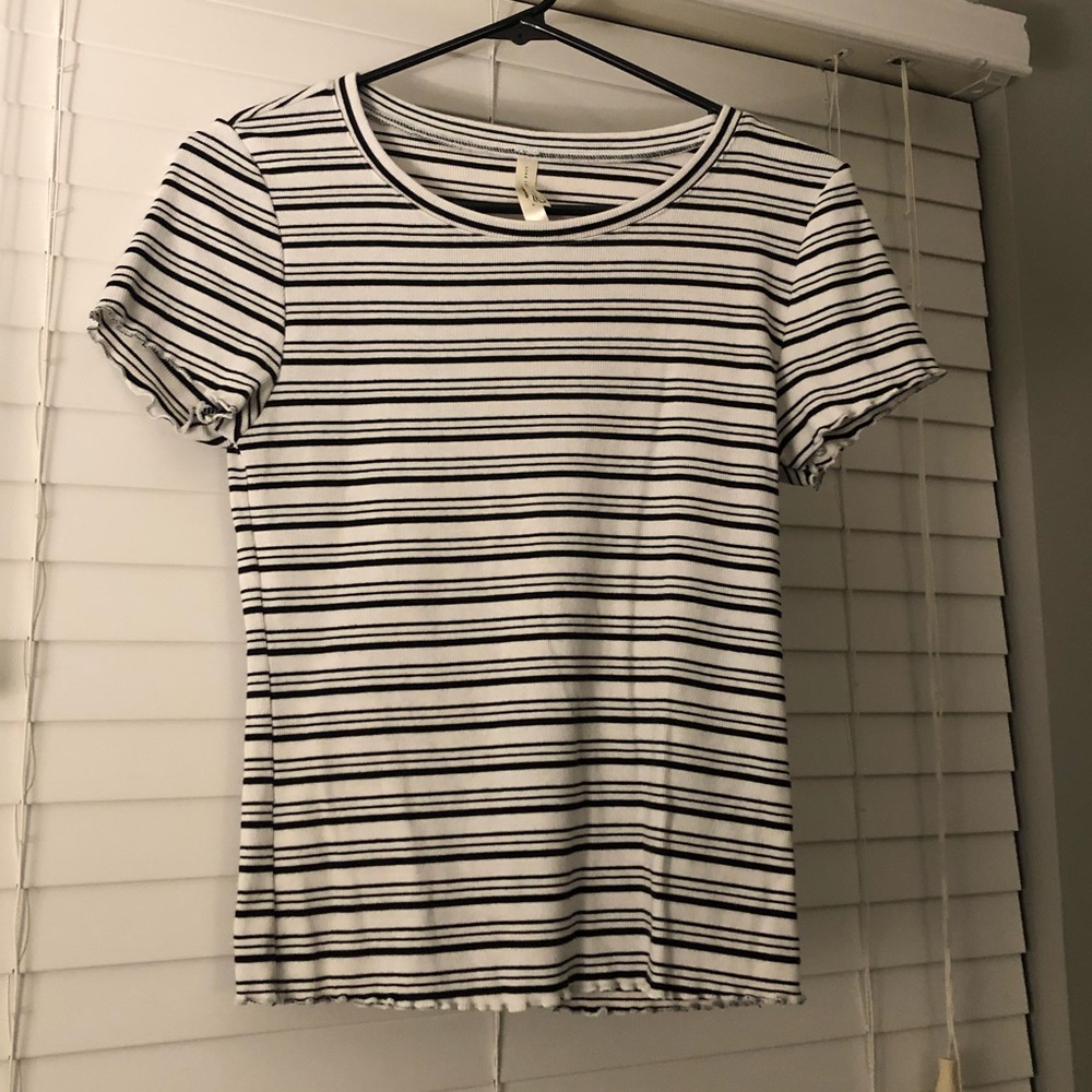 Aeropostale Black and White Shirt